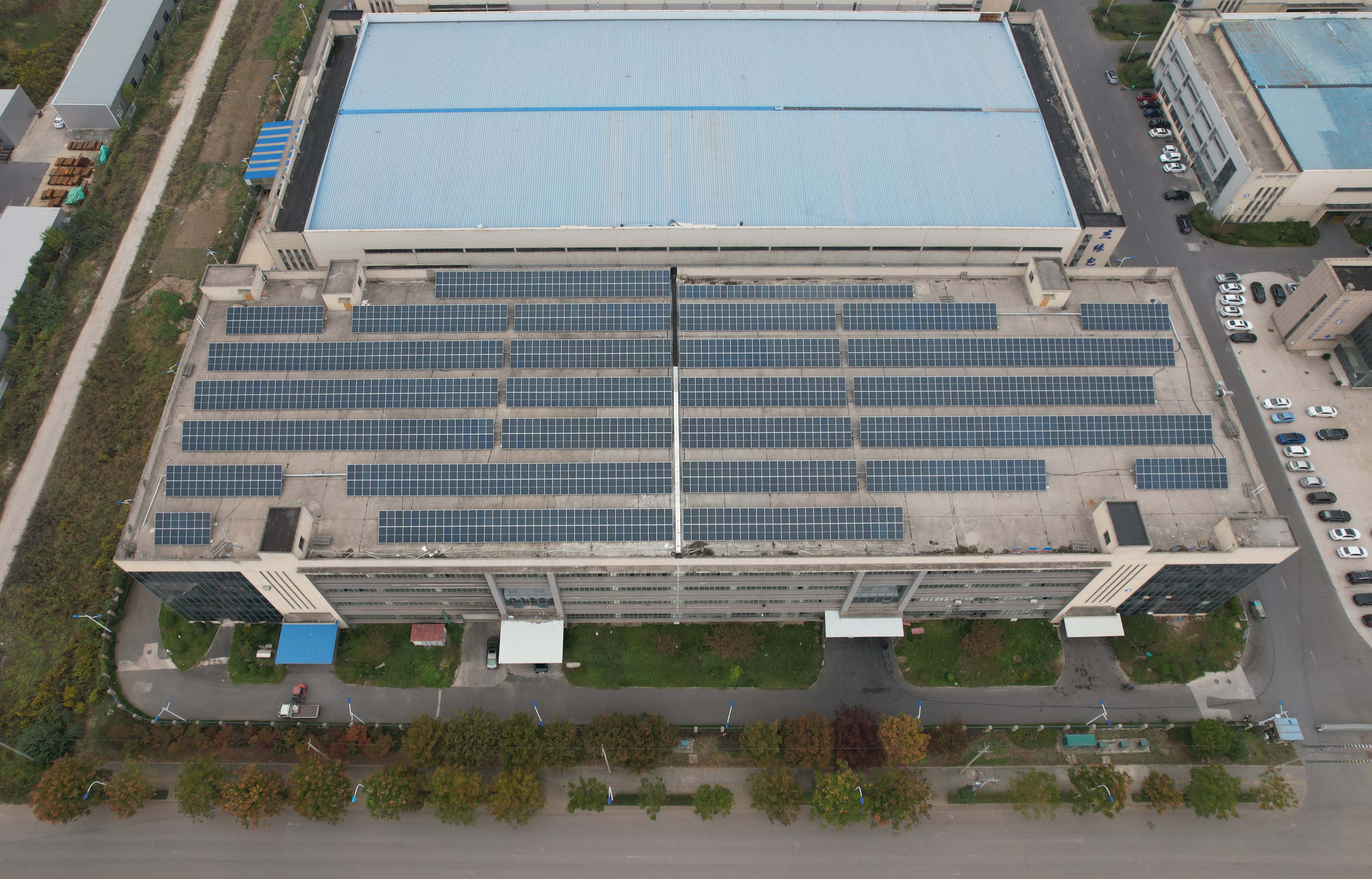 鎮(zhèn)江車船園700KW光伏電站(1).jpg